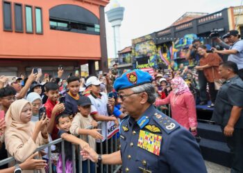 AL-SULTAN Abdullah Ri’ayatuddin Al-Mustafa Billah Shah dan Tunku Azizah Aminah Maimunah Iskandariah berkenan beramah mesra dengan orang ramai pada sambutan kemerdekaan peringkat negeri Pahang di Padang MBK di Kuantan, Pahang.