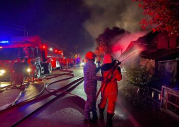 ANGGOTA bomba berusaha memadamkan
kebakaran di rumah kedai di Kampung Gertak 3, Cabang Empat Salam, Rantau Panjang, Kelantan.