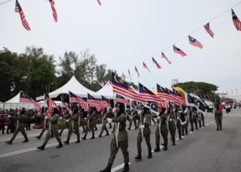 SEBAHAGIAN daripada anggota pasukan keselamatan daripada kontinjen ATM membawa Jalur Gemilang ketika perbarisan sempena sambutan Hari Kebangsaan 2024 peringkat Terengganu di Kuala Terengganu, hari ini. - UTUSAN/PUQTRA HAIRRY ROSLI