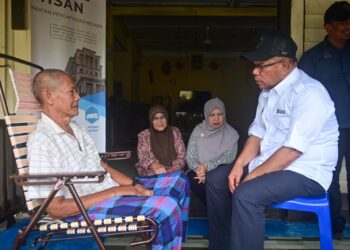 SAIFUDDIN Nasution Ismail (dua, kiri) beramah mesra bersama penduduk kampung pada Program Menyemai Kasih Rakyat (MEKAR) Penyerahan Dokumen Pengenalan Diri di Kampung Baru Pulau Redang, Kuala Nerus, hari ini. - UTUSAN/PUQTRA HAIRRY ROSLI