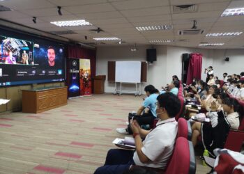 PARA pelajar Sekolah Tinggi Chung Hua, Seremban yang menyertai program pendidikan angkasa lepas secara dalam talian di sekolah berkenaan baru-baru ini.-UTUSAN /NUR SHARIEZA ISMAIL