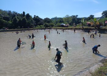 KIRA-kira 300 orang menyertai Program Pesta Mengoca myKP Sungai Jerneh di Kampung Sungai Jerneh, Gemencheh, Tampin.-UTUSAN/NOR AINNA HAMZAH.