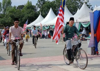 SERAMAI 10 ahli Kelab Basikal Tua Negeri Sembilan mengayuh basikal tua masing-masing sambil mengibarkan Jalur Gemilang pada Program Jiwa Komuniti Madani Parlimen Kuala Pilah di Dataran Melang, Kuala Pilah-UTUSAN/NOR AINNA HAMZAH.