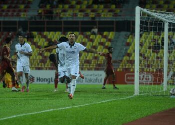 PENYERANG PDRM FC, Bruno Junichi Suzuki meraikan gol jaringannya dalam aksi Liga Super di Stadium Tuanku Abdul Rahman Paroi, Seremban hari ini.-UTUSAN/MOHD. SHAHJEHAN MAAMIN.