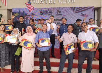 CHAI Keng Wai (baris belakang, tengah) bersama sebahagian penerima pada Majlis Penyerahan Jalur Gemilang Sempena Hari Kebangsaan 2024 di Bandar Sri Sendayan, Seremban hari ini.