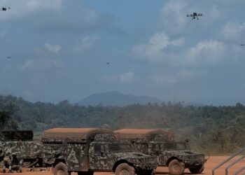 PENGGUNAAN dron intip dan serang turut dipertontonkan pada Latihan Kuasa Tembakan (LKT) 2024 di Lapang Sasar Gemas, Kem Syed Sirajuddin, Gemas, Tampin hari ini.-UTUSAN/MOHD. SHAHJEHAN MAAMIN.