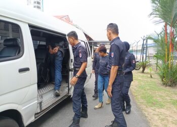 SEPASANG kekasih selepas dibawa ke Mahkamah Majistret Rembau hari ini bagi didakwa atas tiga pertuduhan mengedar dan memiliki dadah di Gemas, Tampin, pada minggu lalu.-UTUSAN/NOR AINNA HAMZAH.