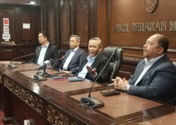 AMINUDDIN Harun pada sidang akhbar selepas mempengerusikan Mesyuarat Mingguan Exco di Wisma Negeri, Seremban hari ini.-UTUSAN/NUR SHARIEZA ISMAIL.