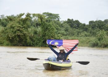 MOHD. ZAKI Yamani Azman berjaya menyelesaikan misinya merentas Sungai Pahang menerusi Ekspedisi Kayak Solo di jeti Pekan River Front di Pekan, Pahang. - UTUSAN/NORHAFIZAN ZULKIFLI