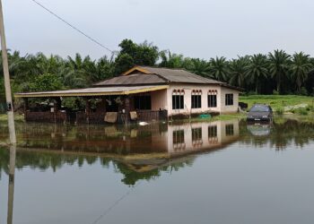 KEADAAN sebuah rumah di Kampung Tanjung Agas yang masih ditenggelami air ekoran banjir termenung yang berlaku di bawasan berkenaan yang turut berpunca daripada fenomena air pasang.-UTUSAN/NOR AINNA HAMZAH