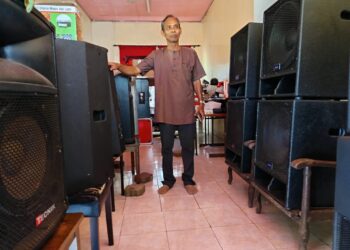 SYAMSUDDIN Osman menunjukkan sebahagian peralatan sistem audio miliknya yang berjaya diselamatkan dalam kejadian banjir sejak Sabtu lalu ketika ditemui rumahnya di Kampung Sungai Raya, Linggi, Port Dickson.-UTUSAN/NOR AINNA HAMZAH.