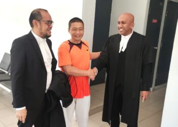 SEOW Sun Fong (tengah) bersalaman dengan peguamnya, Haresh Mahadevan (kanan) dan Ramzani selepas dilepas dan dibebaskan daripada pertuduhan mengedar dadah oleh Mahkamah Tinggi Seremban hari ini.