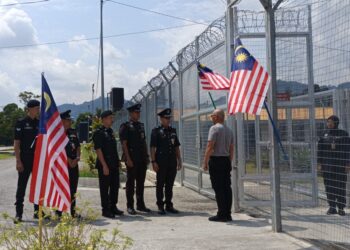 MUHAMAD Naim Amir (lima dari kiri) bertemu Teh (dua dari kanan) di PRP Mantin, Seremban hari ini yang dibebaskan sempena Sambutan Hari Kebangsaan Ke-67 selepas mendapat pengampunan Yang di-Pertuan Agong Ke-16, Al-Sultan Abdullah Ri’ayatuddin Al-Mustafa Billah Shah pada bulan Disember tahun lalu.-UTUSAN/NOR AINNA HAMZAH.