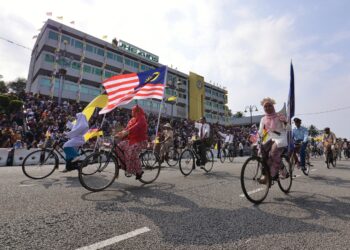 PERARAKAN kayuhan basikal klasik antara yang menarik perhatian ribuan hadirin pada Sambutan Hari Kebangsaan 2024 Peringkat Negeri Sembilan yang diadakan di Padang Majlis Bandaraya Seremban (MBS), Seremban pagi tadi.-UTUSAN/MOHD. SHAHJEHAN MAAMIN.