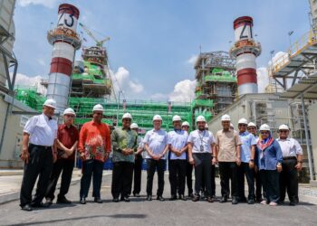 FADILLAH Yusof (tengah) bersama-sama Menteri Besar Kedah, Datuk Seri Muhammad Sanusi Md. Nor dan kenamaan lain melawat Stesen Jana Kuasa Turbin Gas Kitaran Terbuka 90MW di NUR Power di KHTP, Kulim. - UTUSAN/SHAHIR NOORDIN