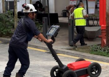 SAR menggunakan GPS untk mencari pelancong warga India yang hilang dalam lubang jerlus di Jalan Masjid India.