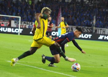 PEMAIN JDT Arif Aiman Hanapi diasak pemain tengah KDA FC Sony Norde pada separuh akhir kedua Piala FA di Stadium Sultan Ibrahim, Iskandar Puteri kelmarin.- UTUSAN/RAJA JAAFAR ALI