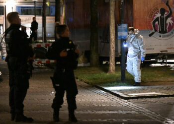 POLIS forensik memeriksa tempat kejadian untuk mengumpul bukti serangan yang menyebabkan tiga orang maut di Solingen, barat Jerman, kelmarin.- AFP