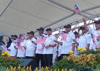 SAMBUTAN Hari Kebangsaan melibatkan lebih 5,897 peserta di Dataran Segamat, pagi ini.