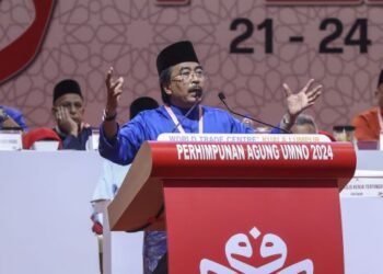 JOHARI Abdul Ghani berucap pada penggulungan Perhimpunan Agung UMNO 2024 di Pusat Dagangan Dunia Kuala Lumpur, hari ini. - UTUSAN/FARIZ RUSADIO