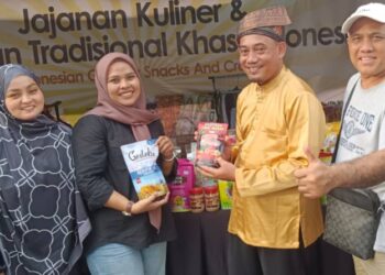 SHOFAR FITROTUL Alamin (dua dari kanan)  melayan pengunjung di gerainya sempena Festival Majestic Johor 2024 di Puteri Harbour, Iskandar Puteri semalam.