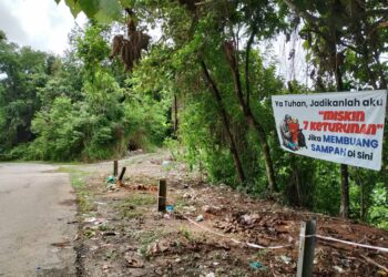 KAIN rentang dipasang di tepi laluan alternatif penduduk dari Kampung Limau Manis, Desa Putra, Sepang, Selangor.