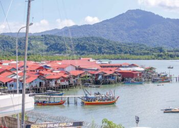 PENEMPATAN haram di Bukit Malut, Langkawi yang dibimbangi boleh menjejaskan imej pulau peranginan itu. – UTUSAN/SHAHIR NOORDIN