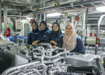 NUR Adifa Farain Razali; Nurul Izzah Ahmad Daud; Nurmira Allya Hamiza dan Nur Ikhmal Diniah Norsuaidi Akhman antara 85 kakitangan KN Aluminium & Engineering yang terlibat dalam pembinaan dua kapal peronda 38M Sea Eagle milik Tentera Laut Nigeria di Langkawi. – UTUSAN/ SHAHIR NOORDIN