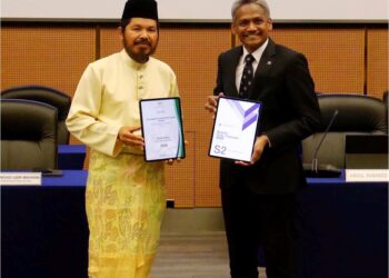 ABDUL Rasheed Ghaffour (kanan) dan Mohd. Uzir Mahidin menunjukkan laporan prestasi ekonomi Malaysia bagi suku tahun kedua 2024 di Sasana Kijang, Bank Negara Malaysia, Kuala Lumpur, semalam. – Utusan/NURUL NAJWA HASRAN