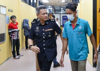 AWIZAL Amri Md Ali (kanan) mengaku bersalah mengejar jirannya dengan parang ketika didakwa di Mahkamah Majistret Teluk Intan hari ini.
- UTUSAN/MUHAMAD NAZREEN SYAH MUSTHAFA