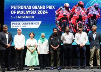 TIMBALAN Menteri Belia dan Sukan, Adam Adli Abd. Halim (empat kanan) bersama Ketua Pegawai Eksekutif SIC Azhan Shafriman Hanif (dua kanan) bergambar pada sidang akhbar Grand Prix Motosikal Malaysia 2024 di Pusat Konvensyen Kuala Lumpur di sini hari ini.  Gambar FAUZI BAHARUDIN