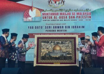 Anwar Ibrahim semasa merasmikan Muktamar Masjid Se-Malaysia untuk Al-Aqsa dan Palestin  di Dewan Serbaguna Masjid Wilayah Persekutuan di Kuala Lumpur semalam.