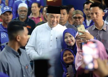 ORANG ramai tidak melepaskan peluang berswafoto dengan Ahmad Zahid Hamidi semasa hadir ke Majlis Temu Mata bersama Warga Peneroka Lembaga Kemajuan Kelantan Selatan (Kesedar) dan Masyarakat Renok di Dewan Gerakan Desa Wawasan Kampung Renok Baru, Gua Musang, Kelantan, semalam. - UTUSAN/KAMARUL BISMI KAMARUZAMAN