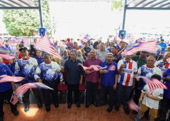 Menteri Perladangan dan Komoditi, Datuk Seri Johari Abdul Ghani (empat kiri) bersama Pengarah Jabatan Penerangan Malaysia Wilayah Persekutuan, Sabaruddin Yeop Hamza (tiga kiri) mengibarkan Jalur Gemilang pada flag off Konvoi Kembara Merdeka di Pasar Wirawati di sini, hari ini. - UTUSAN/FARIZ RUSADIO