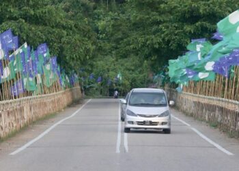 PERANG bendera semakin hangat menjelang hari terakhir kempen PRK Nenggiri, Gua Musang, Kelantan, semalam. – UTUSAN/KAMARUL BISMI KAMARUZAMAN