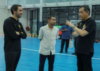 FAISAL bersama Hamidin dan Pau Marti Vicente ketika pemain Selangor FC itu hadir memberikan sokongan kepada rakan-rakan dalam skuad Harimau Malaya untuk menjalani kem latihan menjelang Pestabola Merdeka 2024.