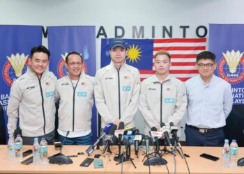 AARON-WOI YIK diiringi Rexy (dua dari kiri) dan Kenny (kanan) pada sidang akhbar 'Post Olimpik Paris 2024' di Akademi Badminton Malaysia, Bukit Kiara di sini, semalam. GAMBAR - AMIR KHALID