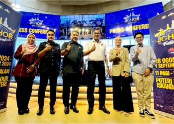 PANDAK Ahmad (tiga, kanan) dan Sharil Nizam Abdul Rahim (tiga, kiri) serta beberapa wakil rakan penganjur Festival Majestic Johor 2024 bergambar selepas sidang akhbar di Kota Iskandar. – UTUSAN/BAAZLAN IBRAHIM