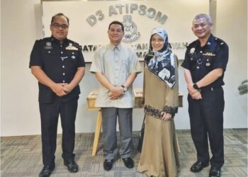 MASHITAH Ibrahim (dua, kanan) memberi keterangan kepada pihak polis di Bukit Aman semalam. – FACEBOOK MASHITAH IBRAHIM