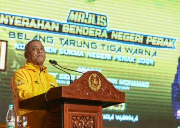 SAARANI Mohamad berucap pada majlis penyerahan bendera Kontinjen SUKMA negeri Perak di Ipoh hari ini. - UTUSAN/MUHAMAD NAZREEN SYAH MUSTHAFA