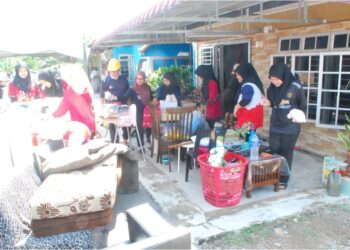 Pelajar Universiti Islam Melaka (UNIMEL) turut membantu membersihkan rumah penduduk yang dilanda banjir kilat di Taman Desa Bayu, Kuala Sungai Baru, Masjid Tanah, Melaka. – UTUSAN/AMRAN MULUP