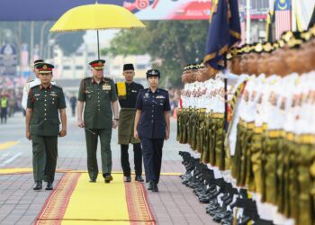 SULTAN Nazrin Muizzuddin Shah memeriksa perbarisan kawalan kehormat utama pada sambutan Hari Kebangsaan peringkat negeri Perak 2024 di Ipoh hari ini. - UTUSAN/MUHAMAD NAZREEN SYAH MUSTHAFA