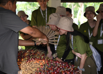 PELAJAR diberi pendedahan mengenai industri minyak sawit pada Program EduPalm.