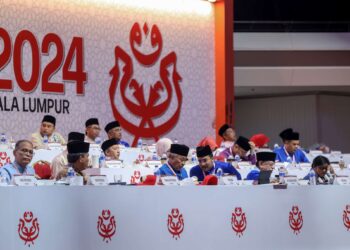 Presiden UMNO, Datuk Seri Dr. Ahmad Zahid Hamidi berbincang sesuatu dengan Setiausaha Agung Parti, Datuk Dr. Asyraf Wajdi Dusuki pada hari terakhir Perhimpunan Agung UMNO 2024 di Kuala Lumpur, semalam.