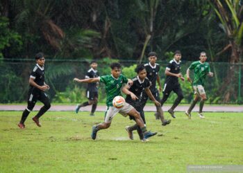 AKSI separuh akhir bola sepak Sukma antara Melaka (hijau) menentang Terengganu di Stadium Mukah, hari ini.