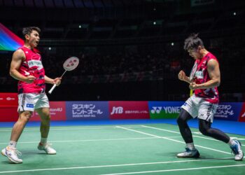 Sze Fei-Nur Izzuddin meraikan kejayaan muncul juara Terbuka Jepun selepas menewaskan pasangan Korea Selatan, Min Hyuk-Seung Jae di aksi final kelmarin.-AFP