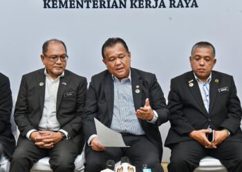 MENTERI Kerja Raya, Datuk Seri Alexander Nanta Linggi (tengah) ketika sidang media pada Sesi Dialog Kementerian Kerja Raya Bersama Penggiat Industri Pembinaan 2024 di Kompleks Kerja Raya di sini hari ini. - UTUSAN/SYAKIR RADIN