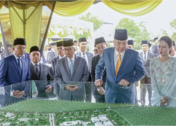 SULTAN Nazrin Muizzuddin Shah dan Tuanku Zara Salim melihat pelan pembangunan UiTM Cawangan Perak Kampus Tapah, semalam. – UTUSAN/MUHAMAD NAZREEN SYAH MUSTHAFA