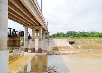 PARAS air Sungai Segamat yang cetek pada musim kemarau, menyukarkan nelayan mencari rezeki.