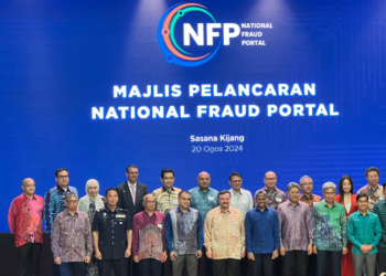 AMIR Hamzah Azizan (depan, lima dari kiri) bersama Abdul Rasheed Ghaffour (depan, enam dari kiri) pada perasmian NFP di Sasana Kijang, di sini, semalam.